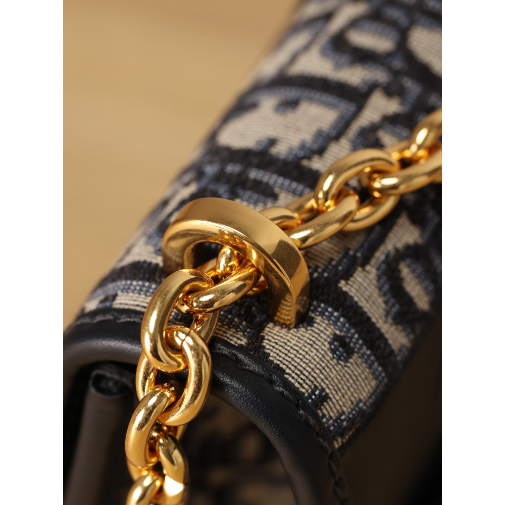 30 MONTAIGNE CHAIN BAG