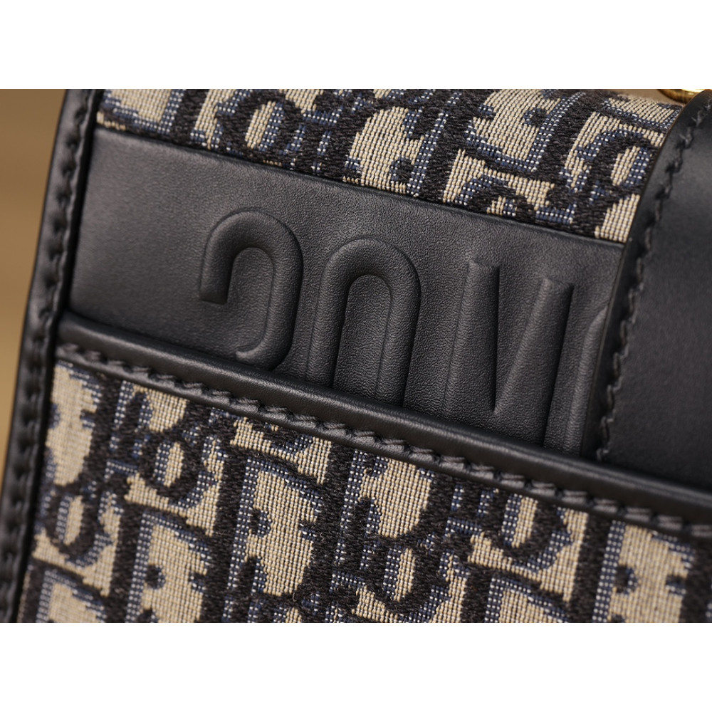 30 MONTAIGNE CHAIN BAG