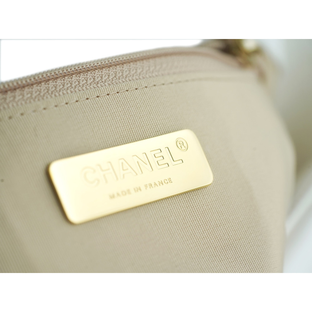 CHANEL MEDIUM 19 FLAP BAG