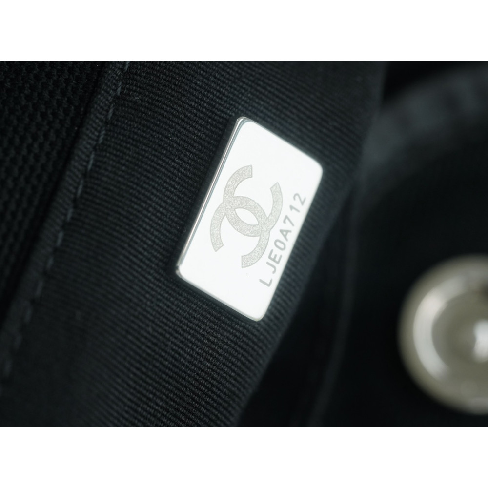 CHANEL MEDIUM DEAUVILLE TOTE BAG CHANEL MEDIUM DEAUVILLE TOTE BAG