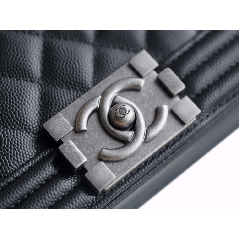 CHANEL MEDIUM BOY FLAP BAG CHANEL MEDIUM BOY FLAP BAG