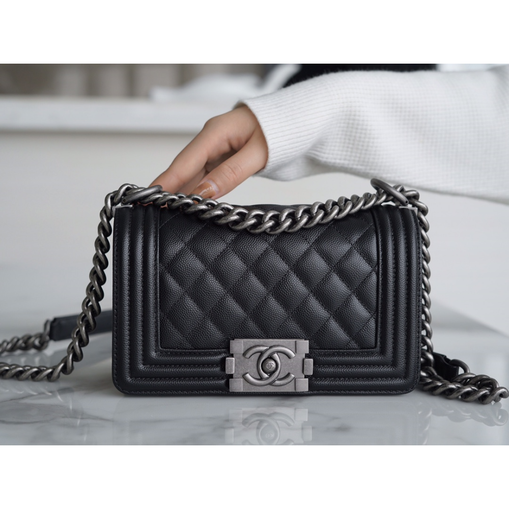 CHANEL MEDIUM BOY FLAP BAG CHANEL MEDIUM BOY FLAP BAG
