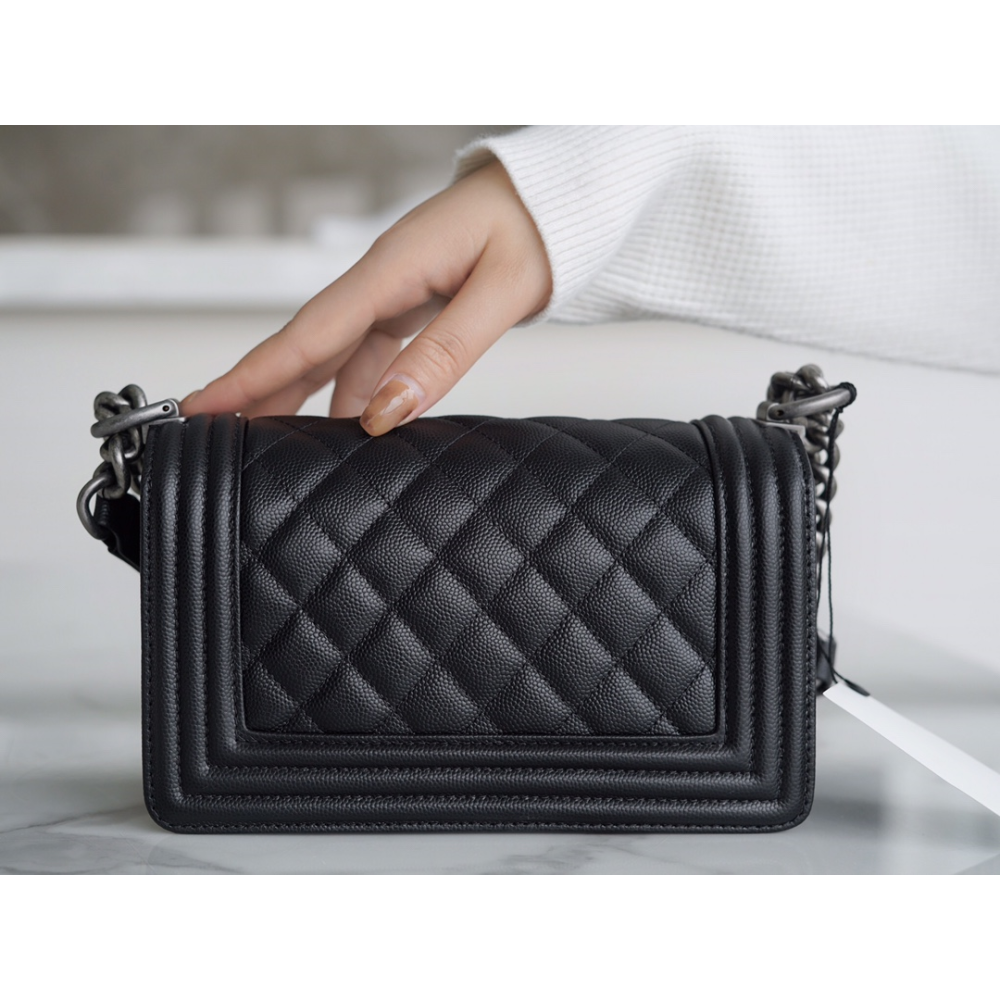 CHANEL MEDIUM BOY FLAP BAG CHANEL MEDIUM BOY FLAP BAG