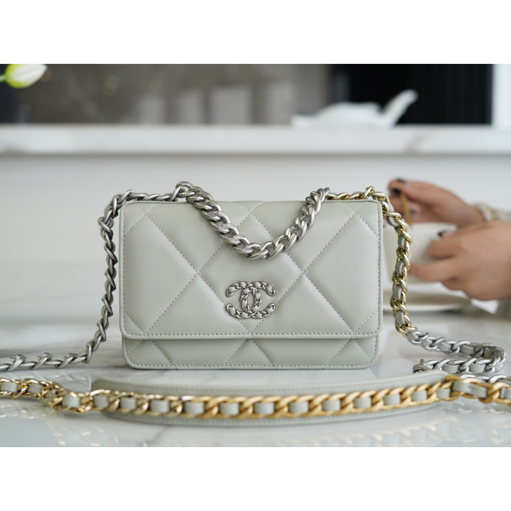 CHANEL 19 WALLET ON CHAIN