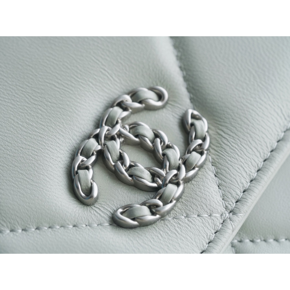 CHANEL 19 WALLET ON CHAIN