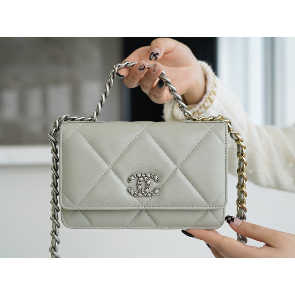 CHANEL 19 WALLET ON CHAIN