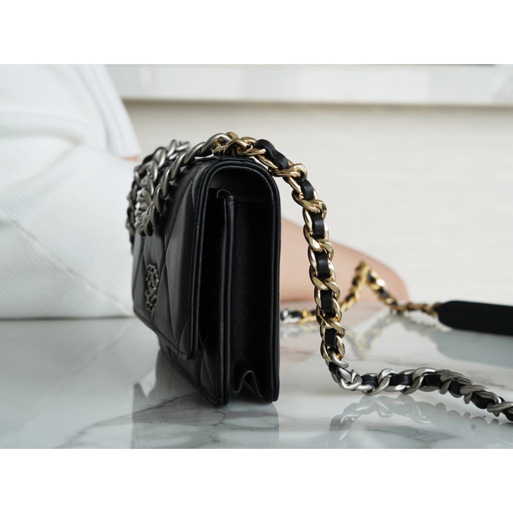 CHANEL 19 WALLET ON CHAIN