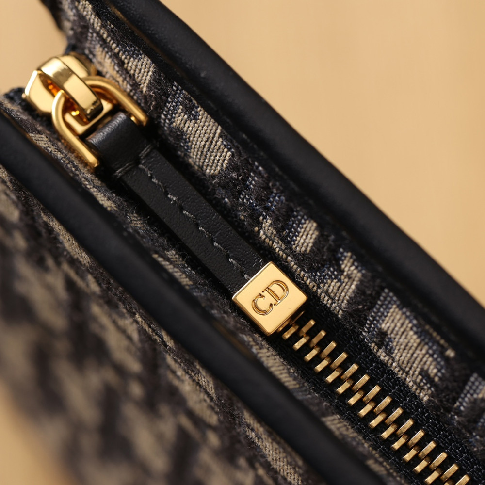 MEDIUM 30 MONTAIGNE POUCH