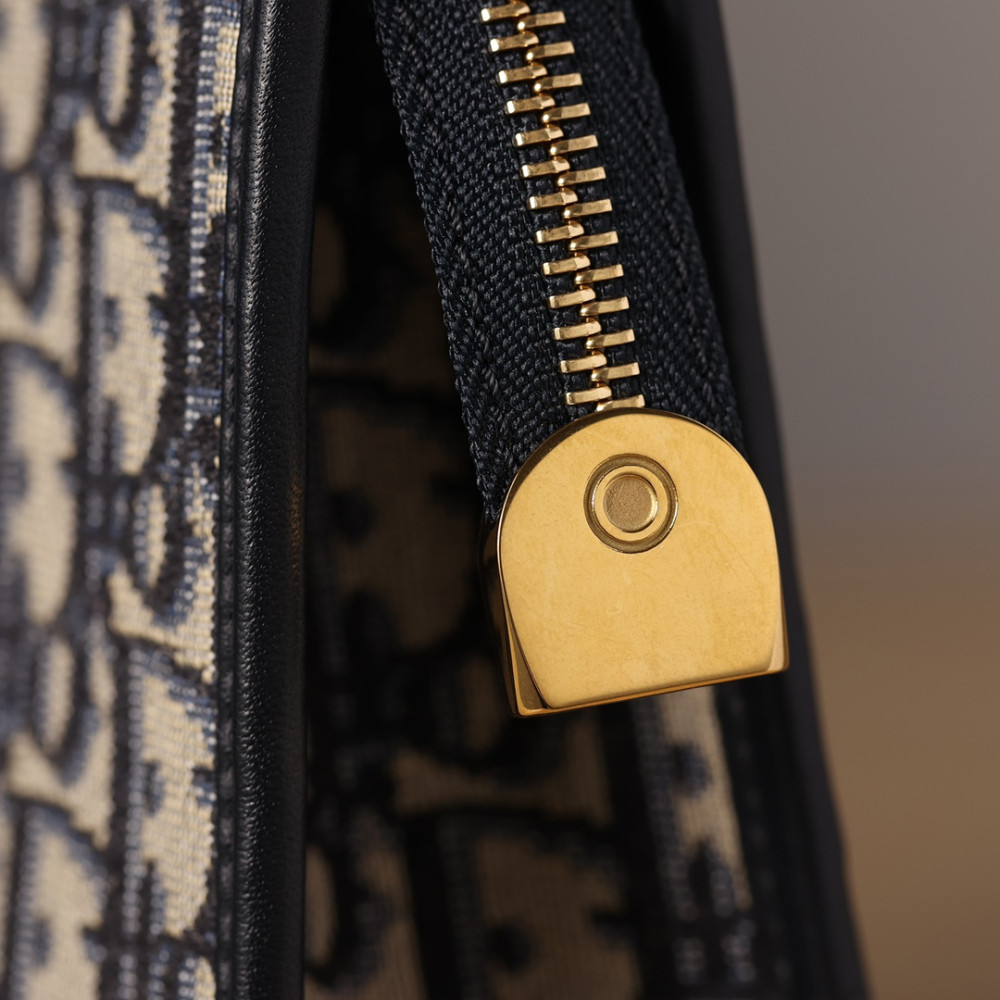 MEDIUM 30 MONTAIGNE POUCH