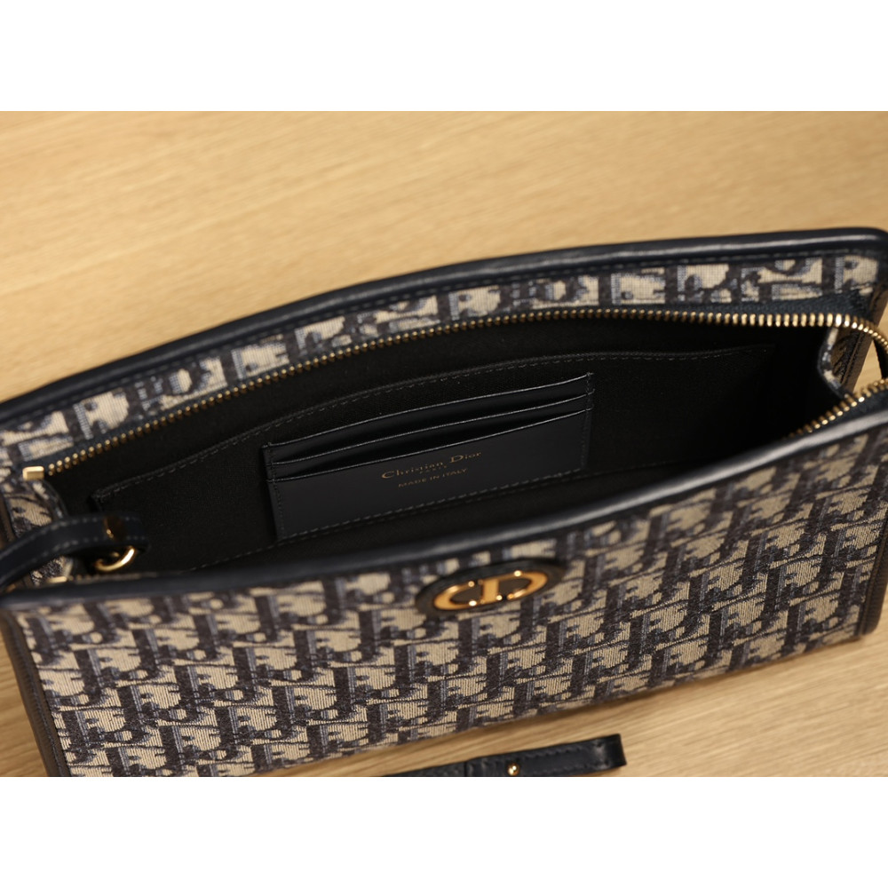 MEDIUM 30 MONTAIGNE POUCH