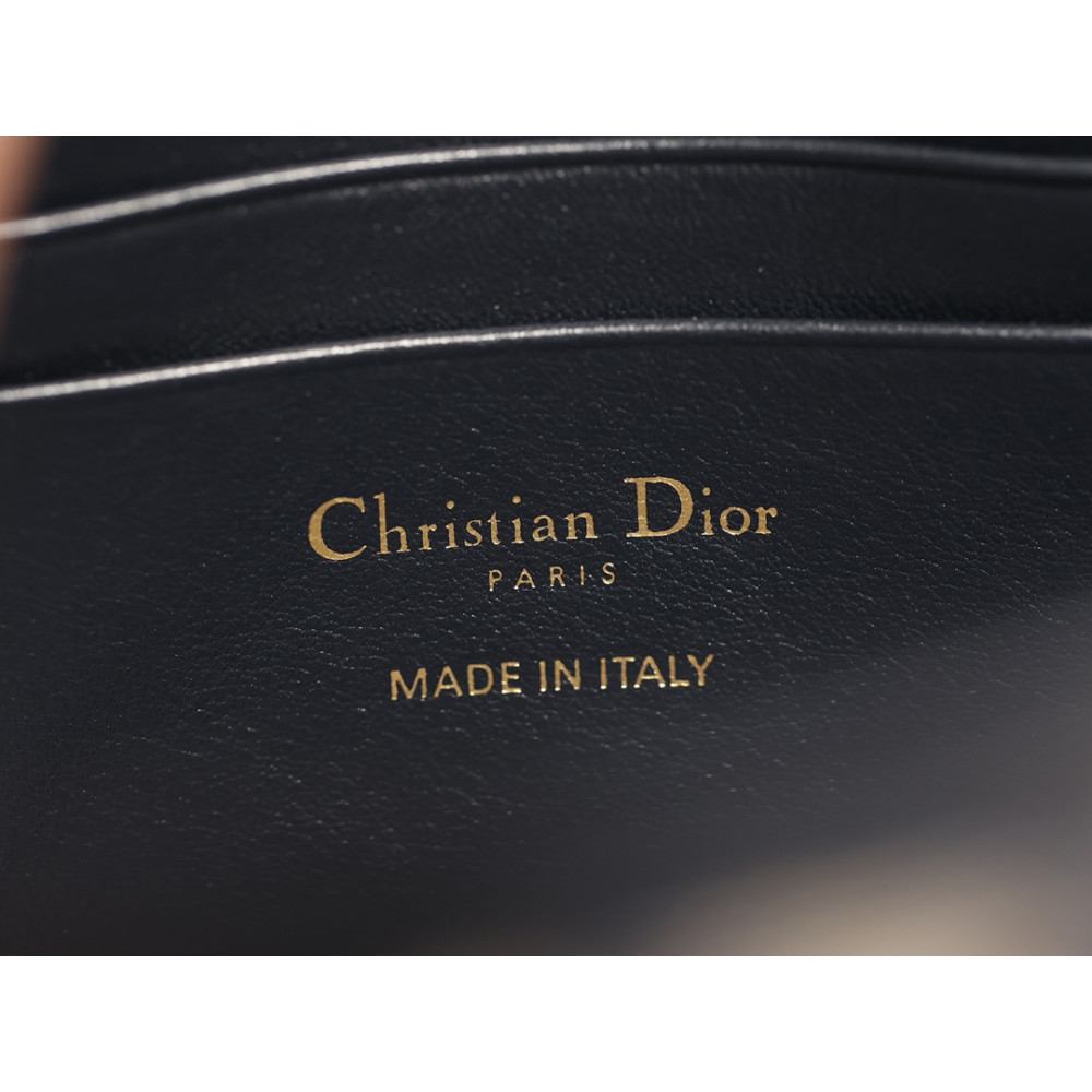 MEDIUM 30 MONTAIGNE POUCH