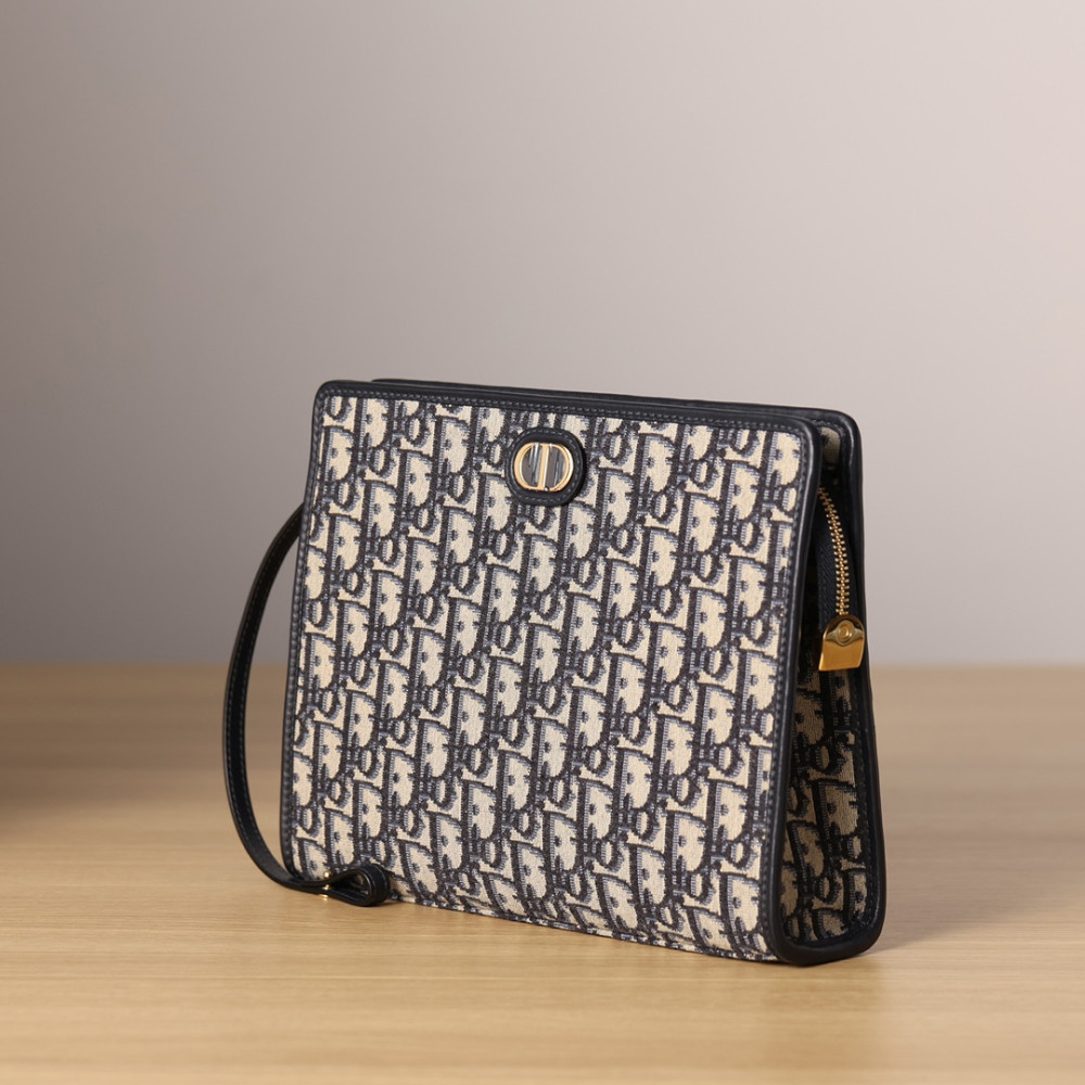 MEDIUM 30 MONTAIGNE POUCH