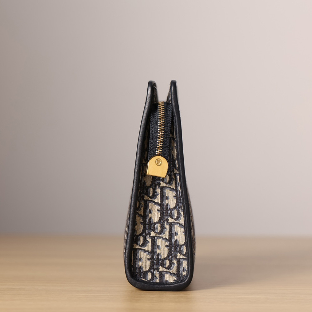 MEDIUM 30 MONTAIGNE POUCH