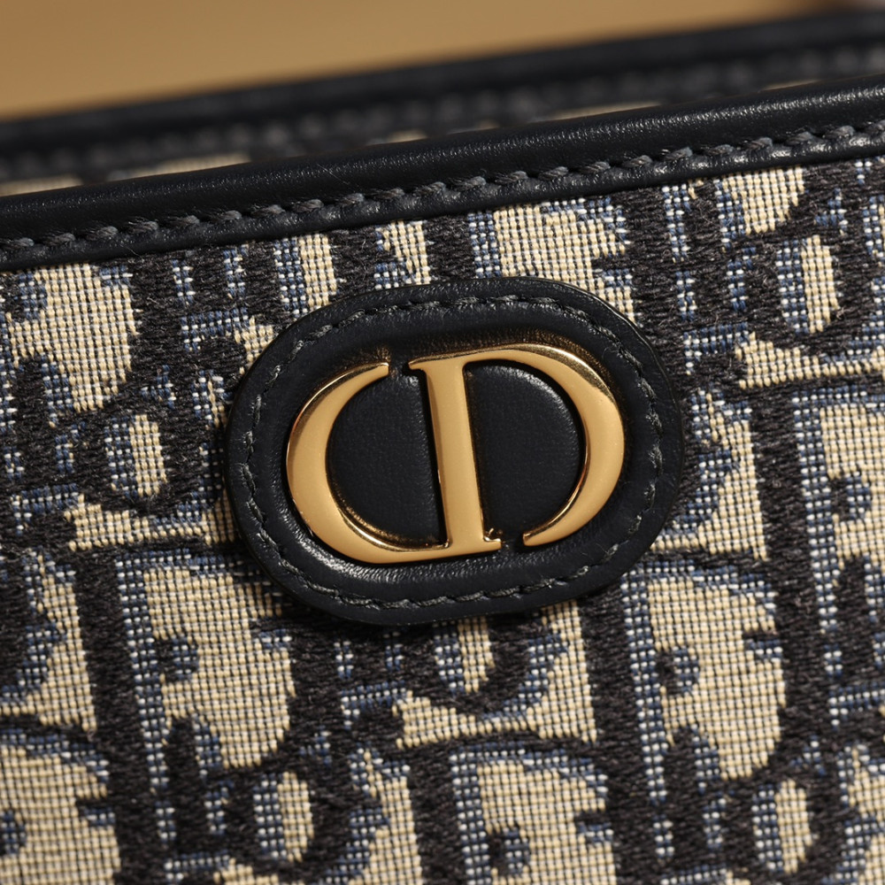 MEDIUM 30 MONTAIGNE POUCH