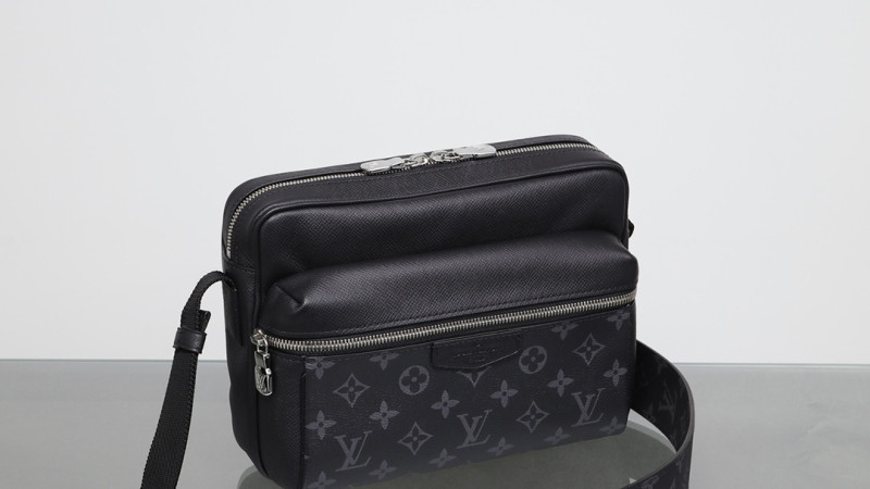 Outdoor Messenger M30233 Details